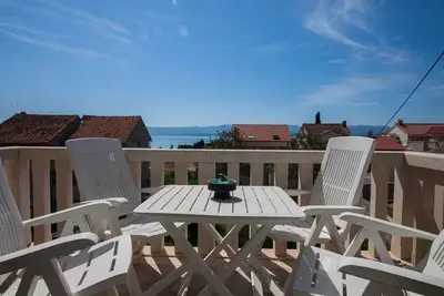 Image de Appartement de deux chambres avec la terrasse et la vue sur le mer Bol, Brac (A-23845-a)