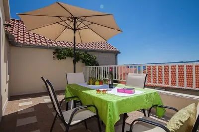 Image de Appartement de deux chambres avec la terrasse et la vue sur le mer Bol, Brac (A-23847-c)