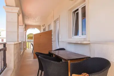 Image de Appartement de deux chambres avec la terrasse et la vue sur le mer Bol, Brac (A-23848-c)