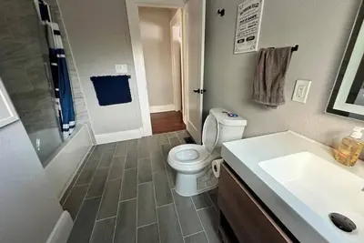 Image de Spacious Newly Remodeled 5 br 5 ba house in Yobr Heights with WiFi, Ac & W/D