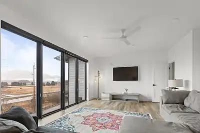 Image de Stunning Penthouse Breathtaking Water Views! 302