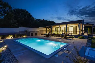 Image de Villa Jolanda for 4 people near Rovinj with kids playground & large garden - only 850 m from beach
