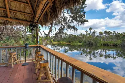 Image de Riverside Hut! Cozy Getaway w/ Tiki Hut & Firepit