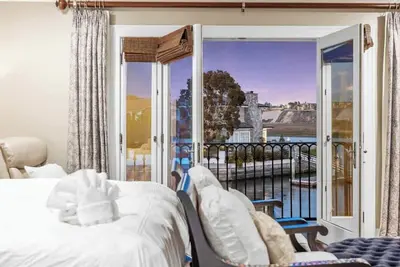 Image de @ Marbella Lane - Luxe Waterfront Retreat w/ Views