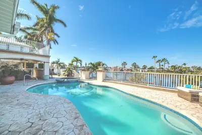 Image de Stunning waterfront villa, 2895 sqft, for 6 people, located in the prestigious Yacht Club area.