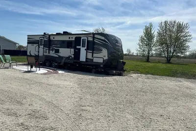 Image de Family-sized 2-bedroom Rv just outside of Port Clinton
