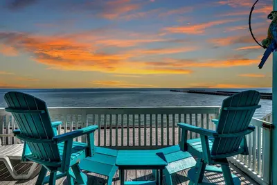 Image de Waterfront, boat launch, swimming pool, lighted fishing pier & boat parking.