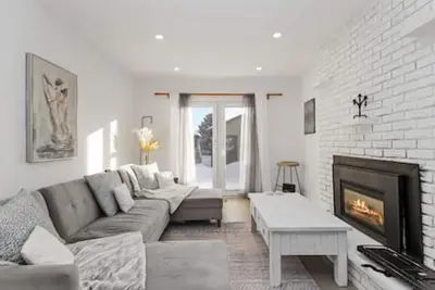 Image de Whitby  · Vacation home with heated pool 40 min from Toronto