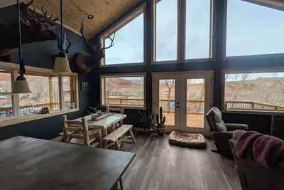 Image de Mountain Escape: Incredible Views & Cozy Interior. Your Adventure Awaits!