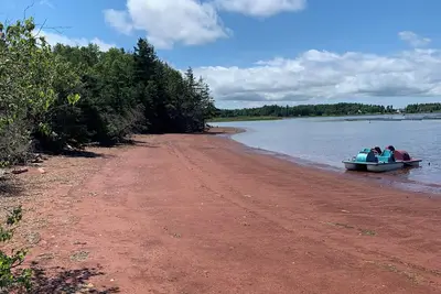Image de Semi-private beach, huge screened in deck, woods on fenced in property.