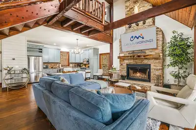 Image de Luxury 4br mountain home with hot tub, shuffleboard, gated community & views.