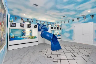 Image de 180 Degree Water Views. No rear Neighbours. Games Rm. Spa. Cinema Star Wars.