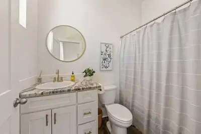 Image de New townhome- central Lafayette!
