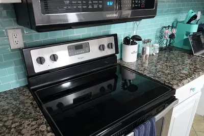 Image de 2 Minutes From Beach/Downtown + Arcade