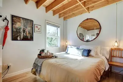 Image de Beautiful top-floor studio in a restored Soda Factory in Victoria's Old Town