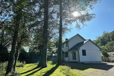 Cottage for 8 - ideally located between Glencoe and Fort William close to shore.