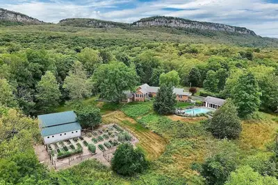 Image de Secluded modern farmhouse at the foot of the Gunks