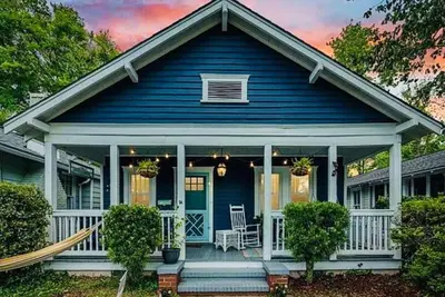 Image de Blue Bungalow~Charming Carolina Place~Mins to Riverfront + Uncw~7 miles to Beach