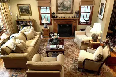 Image de Spacious 5-bedroom house with beautiful gardens close to bay beaches.