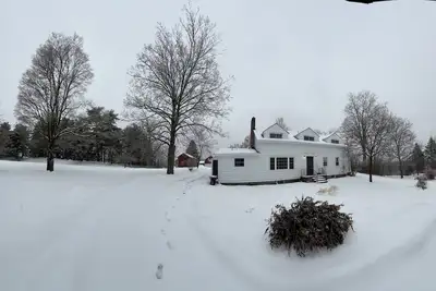 Image de Exclusive luxurious Dutchess County Farmhouse new pool, spa and outdoor kitchen
