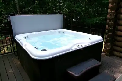 Image de Cozy Fall Log Cabin: Hot Tub, Fire Pit & Game Room