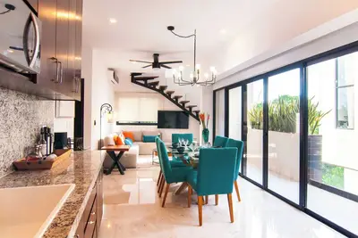 Image de Charming 3-bdrm condo w/WiFi, Fitness Room & Private Rooftop Plunge Pool!