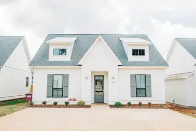 Image de Stark Landing is a brand new modern home located in the heart of Starkville!
