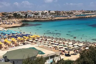 Image de Apartment 42 is very bright with a sea view