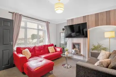 Image de Charming house close to city centre with 6 beds, 2 baths, free parking, Ev charger