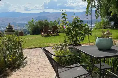 Image de Spectacular skyline, river views from lovely yard. Bright and beautiful space.