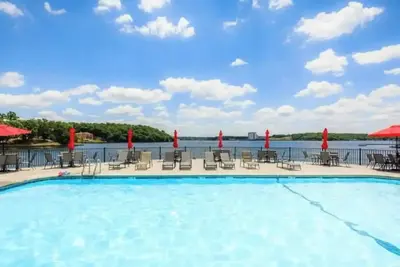 Image de Stunning View Lakefront Condo in Village of Four Seasons