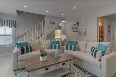 Image de Steps to Beach Luxury 2 Bedroom, 2nd Floor Beach House with Ocean Views