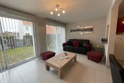 Image de Modern and Bright home walk to beach with garage