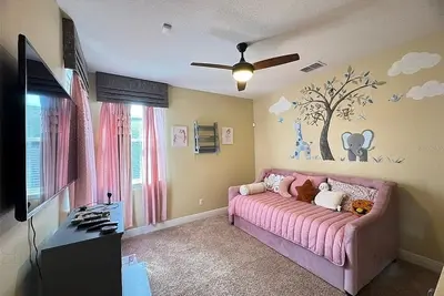 Spacious 5-bedroom house with Pool  minutes from Magic Kingdom