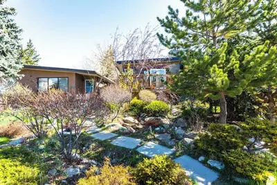 Image de Private Basement. Mins to River, Parks, Pubs