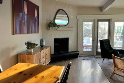 Image de Private Main Floor. Walkable, vibrant location.