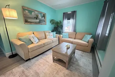 Image de Charming Beach House by the Bay with direct walking path to beach.