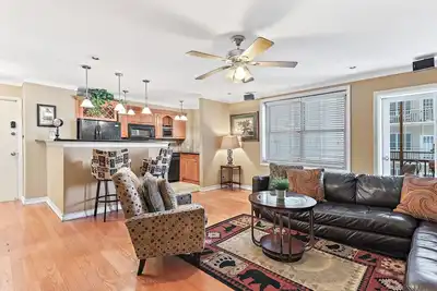 Image de Eclectic Design in Downtown Highrise!