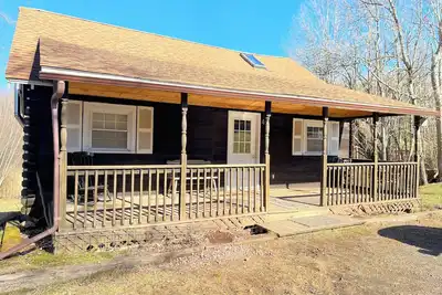 Image de Cozy cabin in charming Kenoza Lake with WiFi, Ac, pond, fire pit, lotof amenities