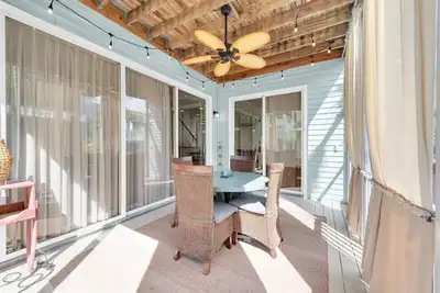 Image de House for 8, steps from the beach, private heated pool.
