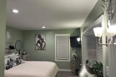 Image de Cozy 2-bedroom apartment in charming Boston with WiFi, Ac. Commuter train