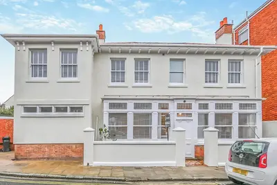 Image de 5 chambres à coucher à Portsmouth