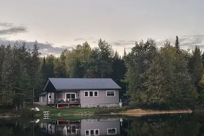 Image de Charming 2 Bedroom Cottage steps from Conroy Lake in Monticello, Maine.