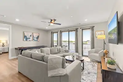 Image de New Luxury Lakefront Condo w 5-star amenities: Pool, Spa, Bbq, Gym, Clubhouse