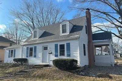 Image de 3-bedroom house in charming La Porte three minute walk to beautiful Stone Lake