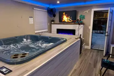 Image de Charming 2-bedroom house with indoor hot tub and spa! Free Ev Charger!