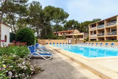 Image de Studio 'Sanary Soleil Et Douceur 3' avec piscine partagée, Wi-Fi et climatisation