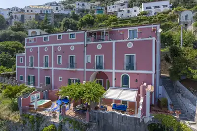 Villa 'Luxury Soleluna Con Jacuzzi' avec vue sur la mer, Wi-Fi et climatisation