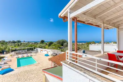 Image de Villa 'Rilù - Sole Rosso' avec piscine partagée, Wi-Fi et climatisation