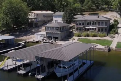 Image de Luxurious indulgence in your very own, modern lakefront home